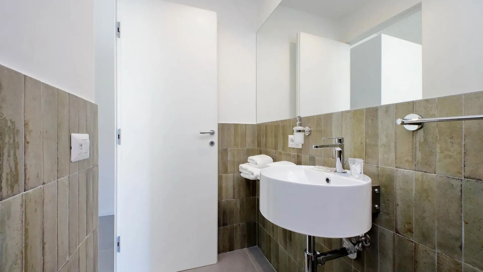 Ych-Montebello - Rooms Roma 0*,  Italia