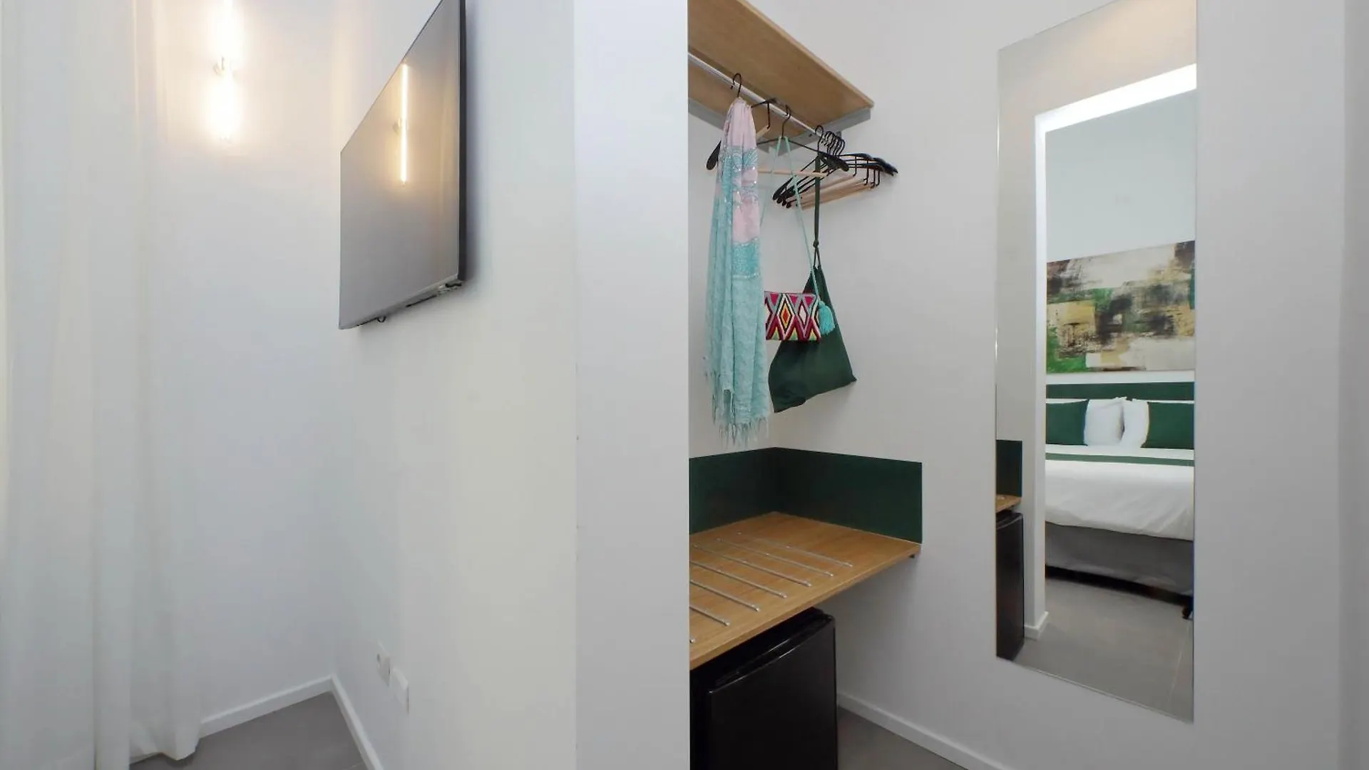 Ych-Montebello - Rooms Roma 0*,  Italia